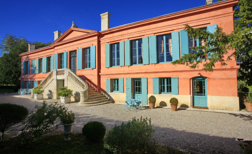 photo de l'extérieur du château Pont St Martin mettant en valeur sa belle couleur rose et ocre