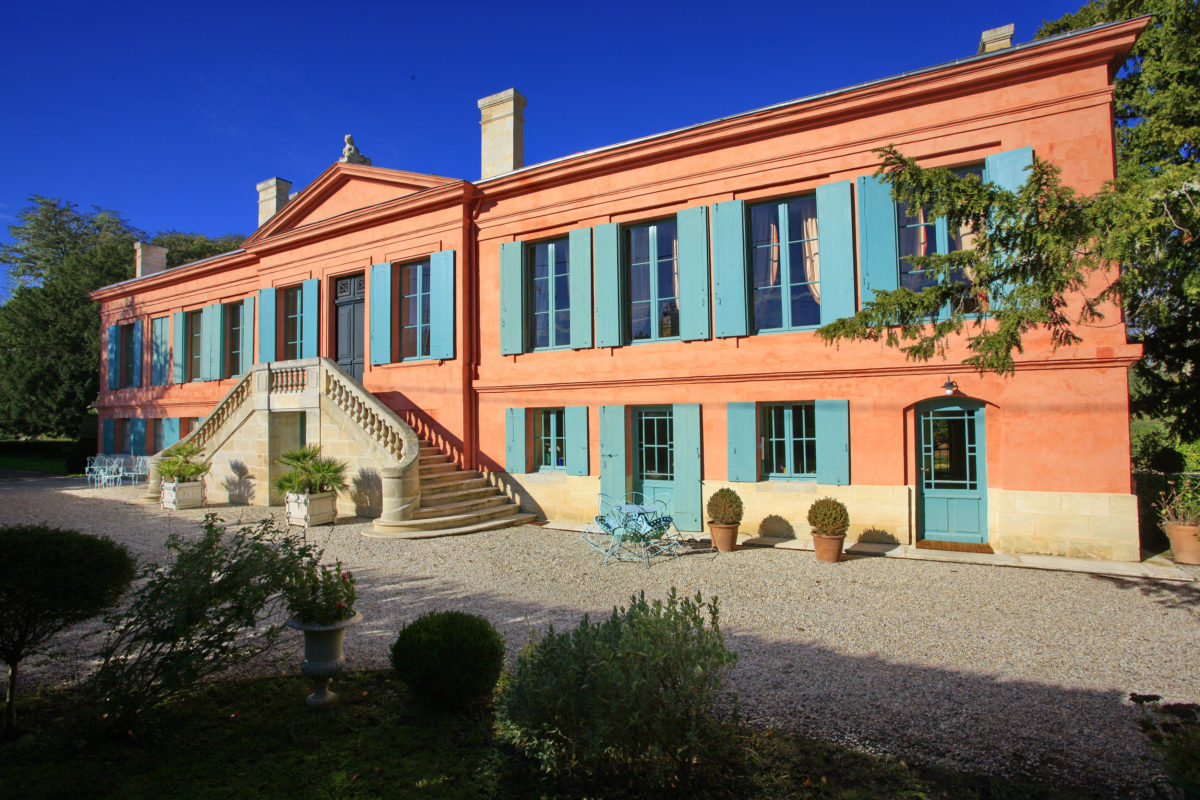 photo de l'extérieur du château Pont St Martin mettant en valeur sa belle couleur rose et ocre