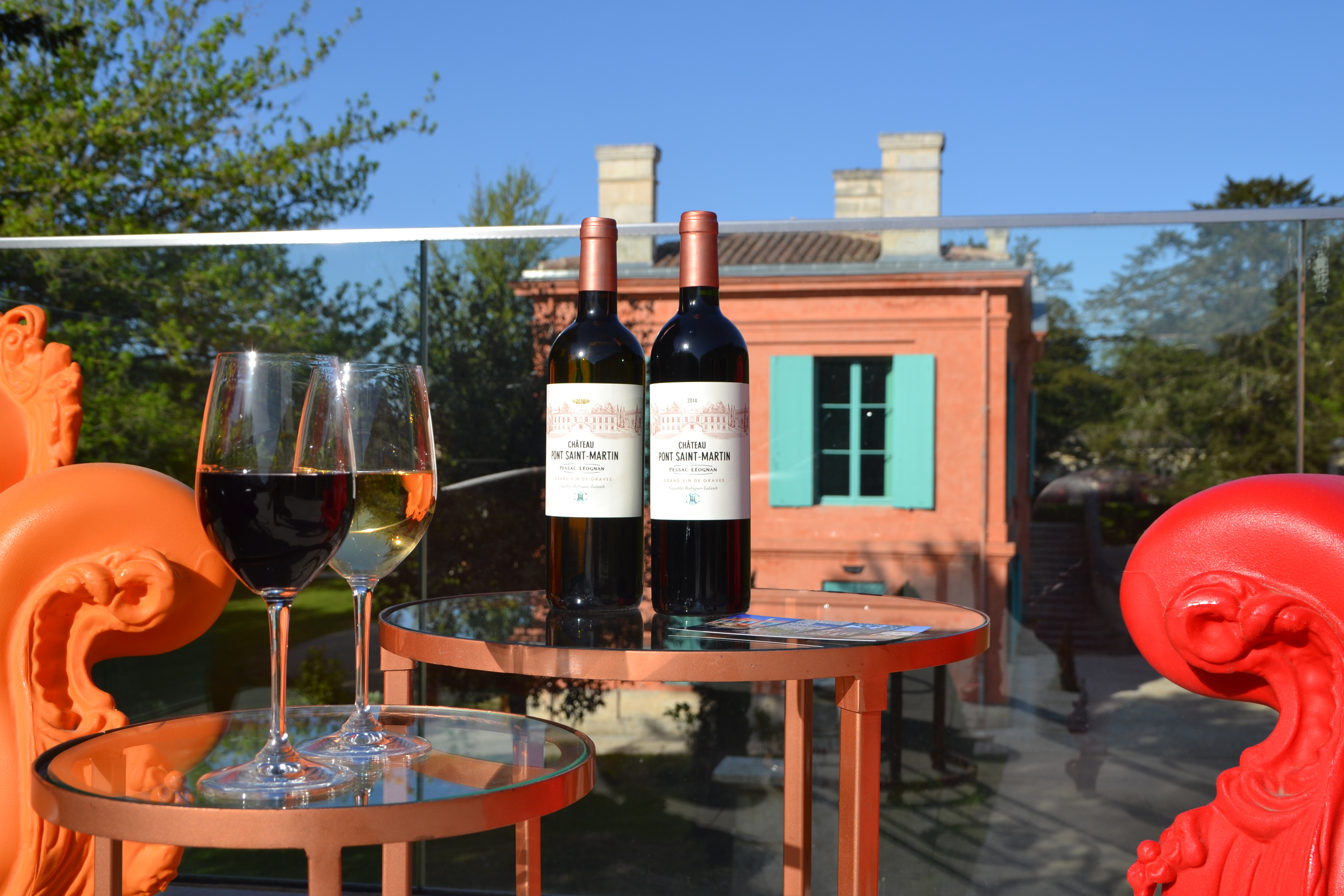 photo détail mise en scène avec 2 bouteilles de vin appellation Pessac Léognan, château Pont Saint-Martin, Bordeaux, dégustation