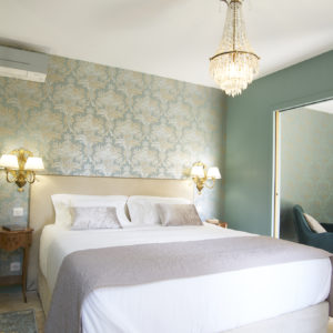 photo du coin "chambre" de la suite Montesquieu des chambres d'hôtes du château Pont Saint-Martin, Pessac Léognan, Bordeaux, dégustation de vin, tout confort