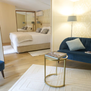 photo de la suite Montaigne jaune et bleue des chambres d'hôtes du château Pont Saint-Martin, Pessac Léognan, Bordeaux, dégustation de vin, tout confort