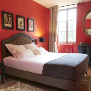 photo de la chambre d'hôte rouge située dans le château Pont Saint-Martin, Pessac Léognan, Bordeaux, dégustation de vin