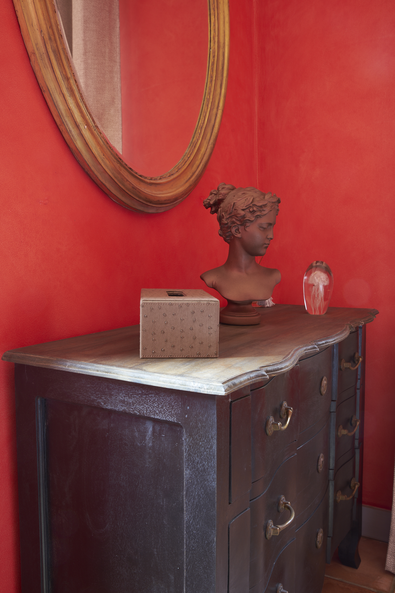 photo détail de la chambre d'hôte rouge située dans le château Pont Saint-Martin, Pessac Léognan, Bordeaux, dégustation de vin