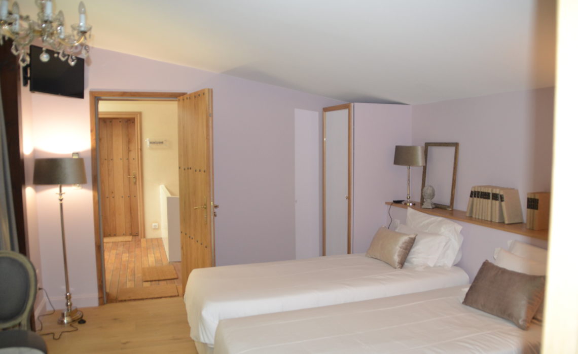 photo de la chambre Mauriac, marbre blanc et gris, Pessac Léognan, Bordeaux, chambres d'hôtes du château Pont Saint-Martin, dégustation de vin