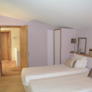 photo de la chambre Mauriac, marbre blanc et gris, Pessac Léognan, Bordeaux, chambres d'hôtes du château Pont Saint-Martin, dégustation de vin